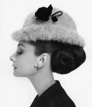 全是基礎款的&OpenCurlyDoubleQuote;赫本風&rdquo;搭配，為什麼普通人難以穿出氣場？