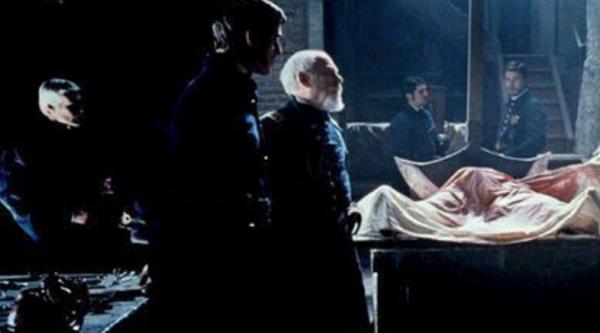 47年前，李小龍慘死在丁佩的床上，背後的原因不止猝死那麼簡單