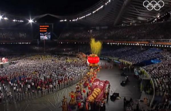 2004年雅典奧運會閉幕式結束後,張藝謀被罵得很慘 2004年雅典奧運會閉幕式結束後,張藝謀被罵得很慘