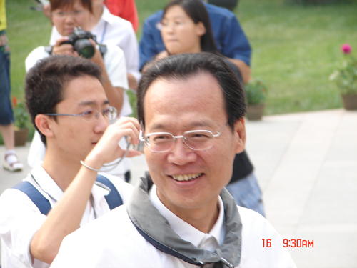 他19歲參軍入伍，37歲正師級，54歲任福建省委書記，61歲英年早逝