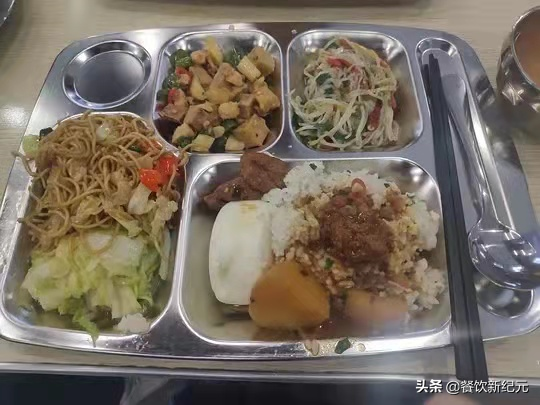 廈門小學女老師曬食堂飯菜走紅,1元四菜一湯,網友:真羨慕 廈門小學女老師曬食堂飯菜走紅,1元四菜一湯,網友:真羨慕