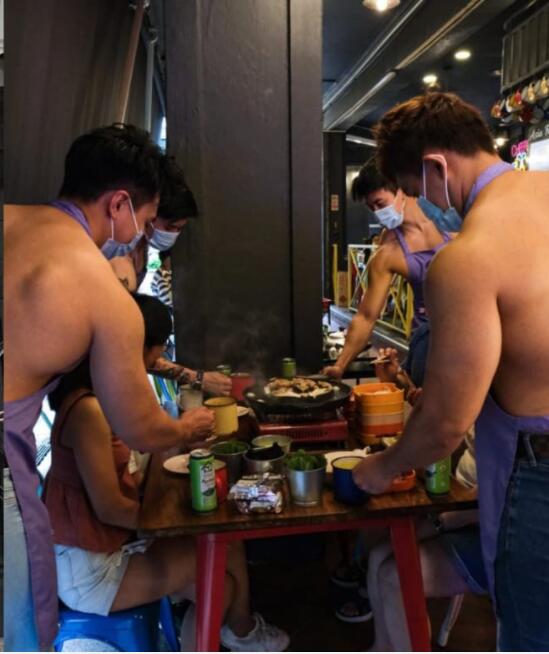 新加坡泰式“肌肉猛男”燒烤店“肉感”太強，火到引來警察
