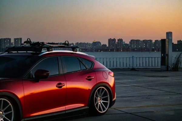 過年給自己最好的禮物就是馬自達，CX-4玩姿態偽裝成旅行車的模樣