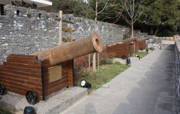 1949年，蔣介石正在別墅午睡，侍衛長推門而入：共軍衝破長江防線