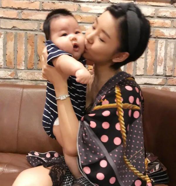 李小萌王雷堪稱娛樂圈的真愛代表,一張張圖片記錄著倆人的幸福 李小萌王雷堪稱娛樂圈的真愛代表,一張張圖片記錄著倆人的幸福