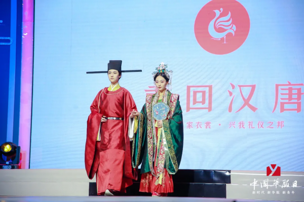 “我用八年走遍中國各個角落,將風景刺於華服之上” “我用八年走遍中國各個角落,將風景刺於華服之上”