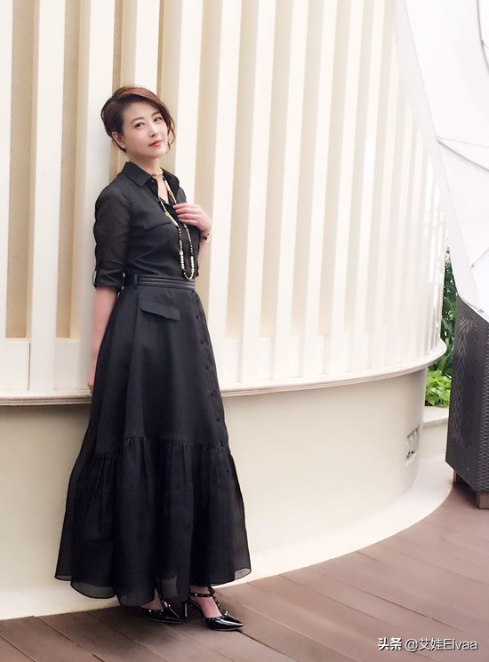 周海媚久違露面，頭排看秀穿公主裙比鍾麗緹還年輕，沒生娃真凍齡