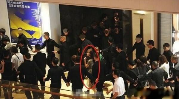 誰揭開了塑膠演員的遮羞布，他們真的需要8個助理和30個保鏢麼？