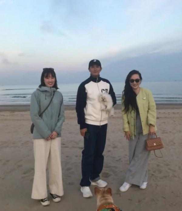 霍思燕胖到沒脖子!毛絨衫+西服褲盡顯貴婦氣場,被杜江扶好甜蜜 霍思燕胖到沒脖子!毛絨衫+西服褲盡顯貴婦氣場,被杜江扶好甜蜜