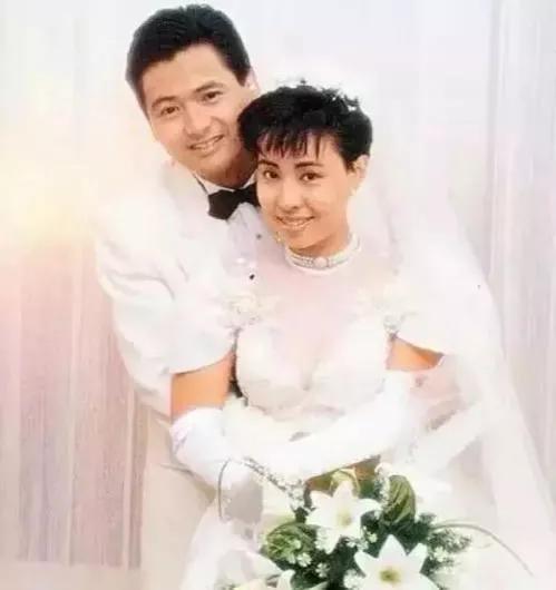 溫碧霞曾回憶說自己當年與陳玉蓮同住一條街，經常會看到周潤發