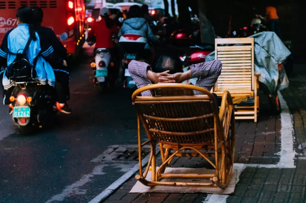 破舊市井裡，卻藏著煙火氣的院子生活
