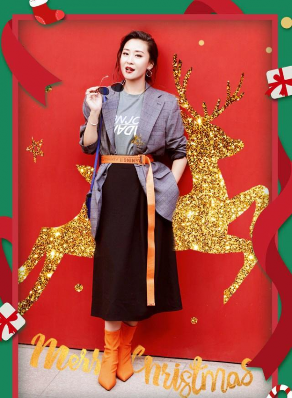 苗圃年紀越大越漂亮,穿軍綠色襯衫配闊腿褲,美出新高度 苗圃年紀越大越漂亮,穿軍綠色襯衫配闊腿褲,美出新高度