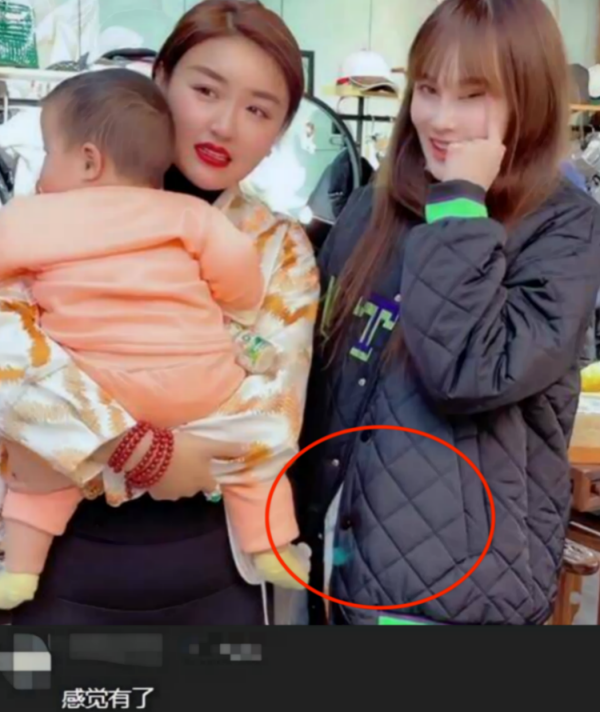 趙本山女兒罕見露面，自曝明年將和男友結婚，小腹微隆疑似懷孕