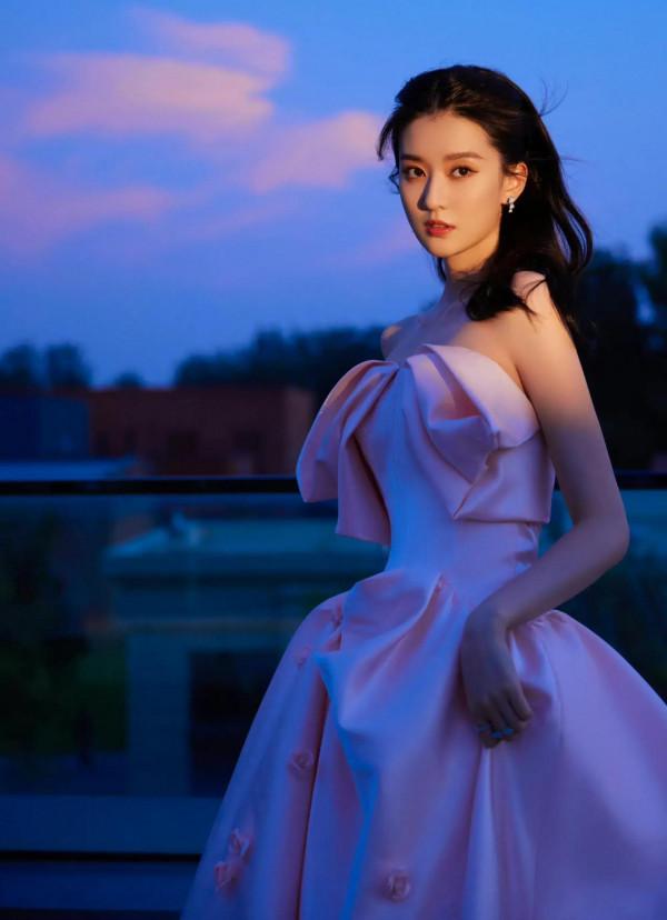 喬欣女神穿粉色長裙迎著和煦陽光閉目欣賞，好像很享受的樣子羨慕