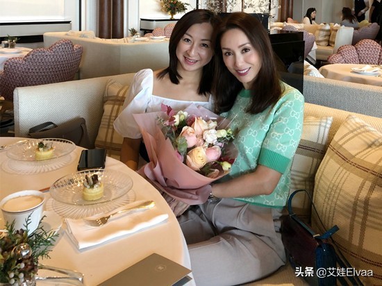 郭可盈豪宅裡慶生，穿白西裝親吻母親真放得開，熊黛林雙胞胎搶鏡