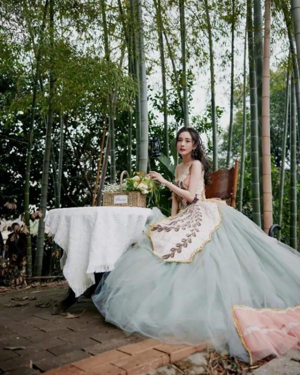 楊冪跨年晚會造型太誇張!定製禮服比走紅毯還隆重造型再次驚豔 楊冪跨年晚會造型太誇張!定製禮服比走紅毯還隆重造型再次驚豔