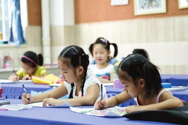 家裡一面牆貼滿了娃的獎狀,媽媽卻開心不起來,是我也高興不了 家裡一面牆貼滿了娃的獎狀,媽媽卻開心不起來,是我也高興不了