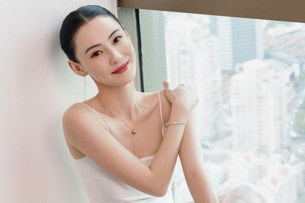 張柏芝穿白色吊帶裙秀優越身材 中分束髮利落清爽突顯精緻五官