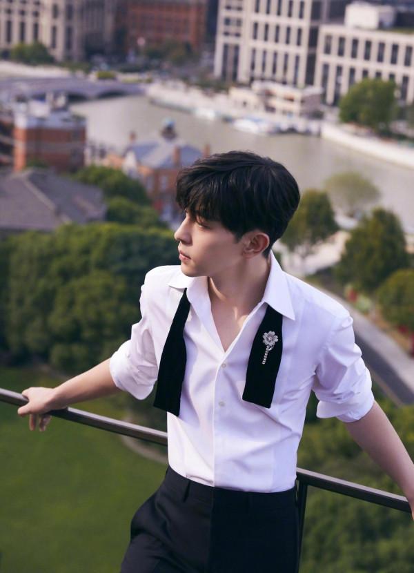 RogerVivier品牌代言人鄧倫,今日份成熟穩重又酷又帥的大男孩 RogerVivier品牌代言人鄧倫,今日份成熟穩重又酷又帥的大男孩