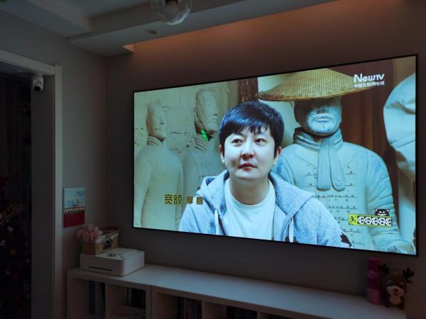 幾千元投影就能有幾萬元鐳射電視的體驗，慧示J1 Pro評測