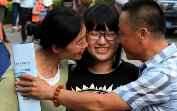 女兒估分650提前辦升學宴，查成績老父傻眼，親戚表示：退錢