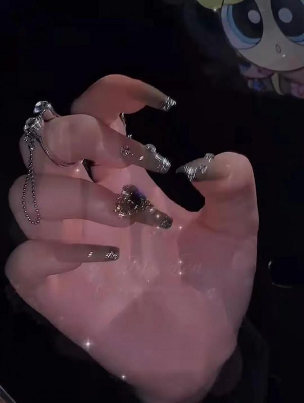 冬季女神款美甲,立體鑽球,帶上你的小姐妹一期約起來吧 冬季女神款美甲,立體鑽球,帶上你的小姐妹一期約起來吧