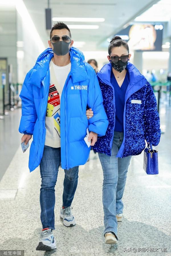 趙文卓張丹露夫婦同穿藍色系外套 步調一致挽手走顯甜蜜