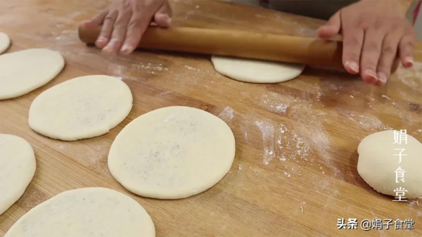 家常快速糖餅，不用發麵，外酥裡軟，香甜可口，涼了也不硬