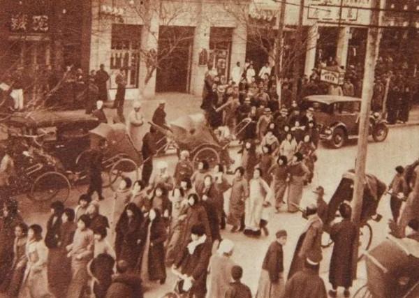 建國後,河南一商店老闆被群眾當特務,政府通告:他的代號是112 建國後,河南一商店老闆被群眾當特務,政府通告:他的代號是112