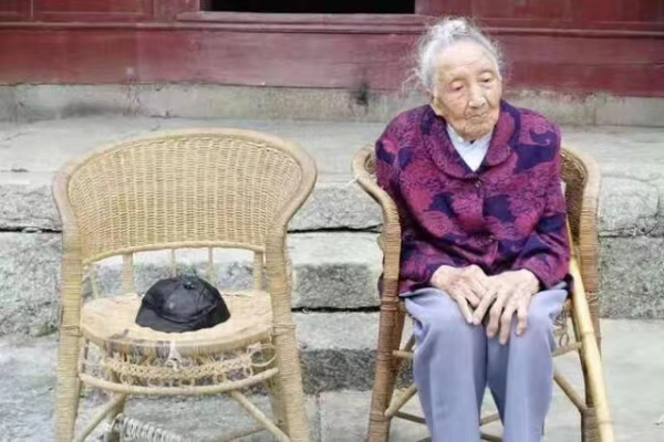 18歲嫁人，老人苦等丈夫77年，百歲老人問：他還能回來嗎？