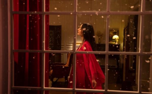 黑髮紅唇紅裙，楊冪雪中漫步重回林蕭，當年紅裙全球僅一件