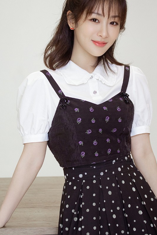 楊紫身穿襯衫配吊帶裙，看起來有點乖，好有“鄰家妹妹”的感覺