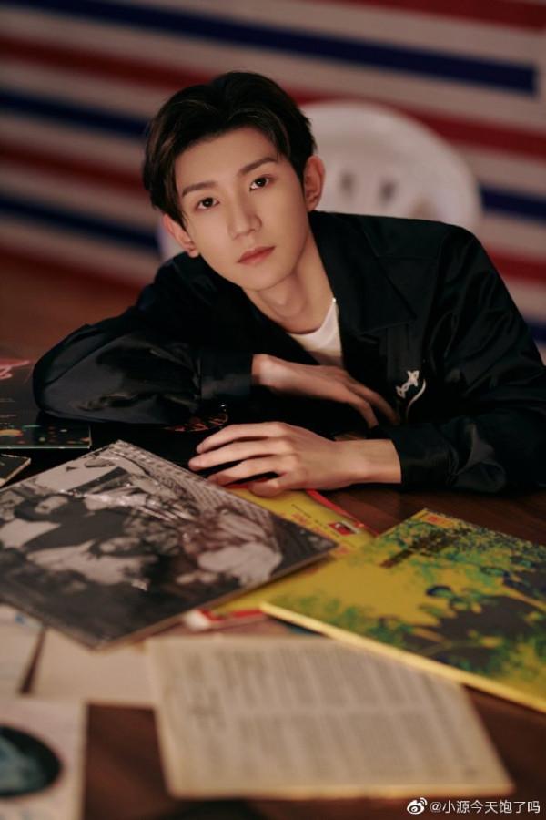 王源復古摩登造型大片明日創作計劃召集人