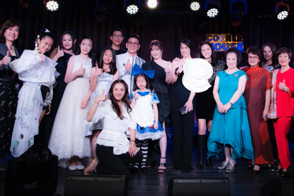 富士康7歲千金登臺表演,全家到場支援,71歲老爸贊其有大將之風 富士康7歲千金登臺表演,全家到場支援,71歲老爸贊其有大將之風