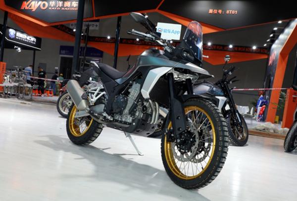 車重180公斤，搭水冷雙缸800ML發動機，凱越全新ADV實車亮相