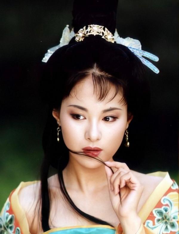 歲月不饒人，這6位女星，曾經驚豔時光如今顏值崩塌