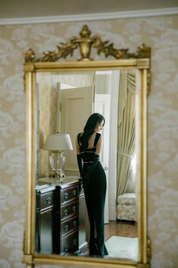 楊冪穿黑色緞帶長裙妝容精緻，微卷捲髮讓她顯得額外有女人味