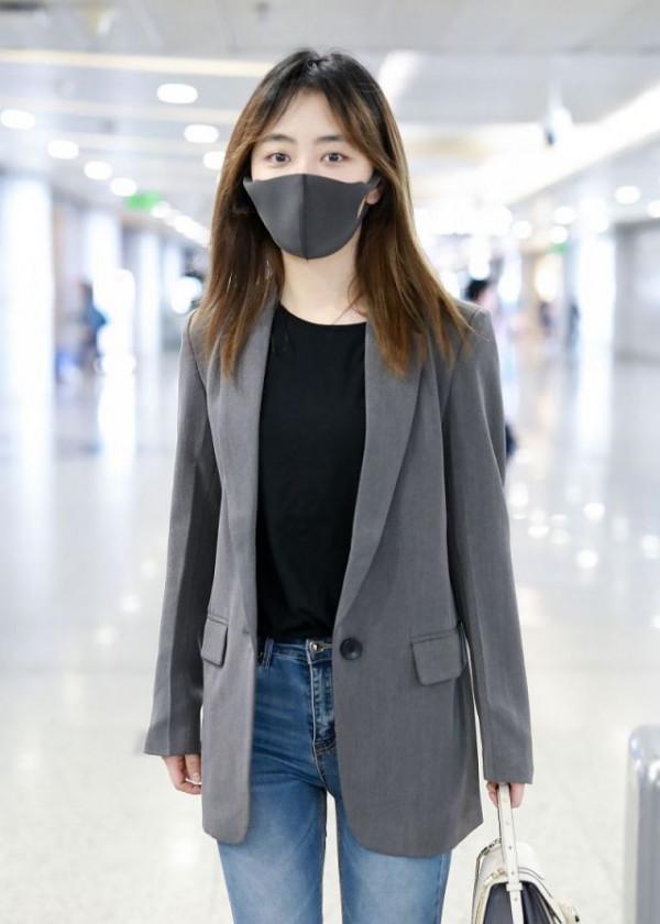 譚松韻牛仔褲穿出少女感