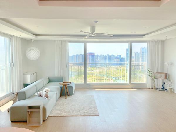 我有經濟實力也想住大平層，像這對新婚夫妻一樣，打通4房只留1房