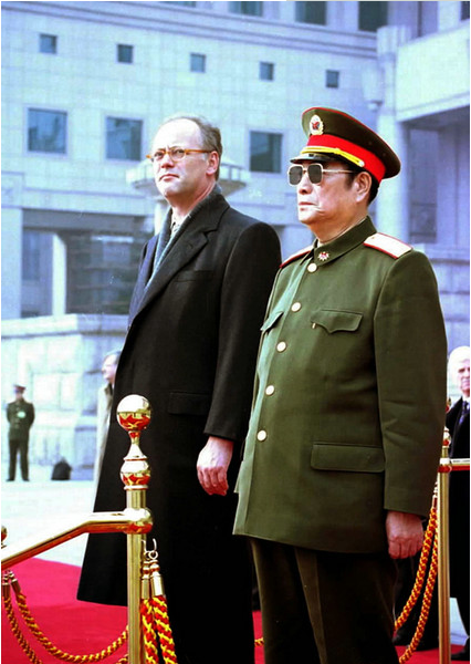 98年張萬年訪美,美陸軍司令沙利一把抱住他大喊:我終於抓到你了 98年張萬年訪美,美陸軍司令沙利一把抱住他大喊:我終於抓到你了