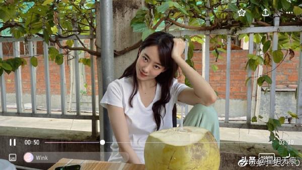張小斐曬與椰子三連拍 托腮淺笑狀態佳