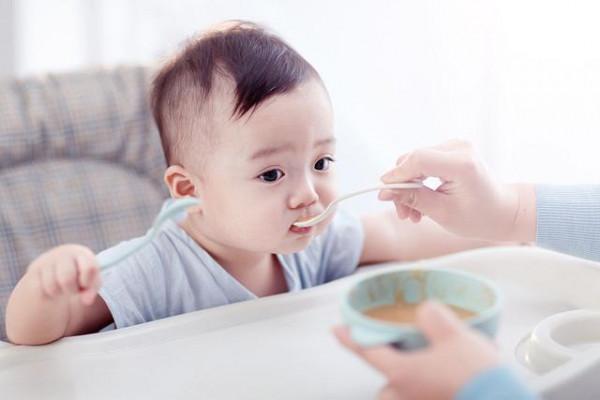 兒科醫生：寶寶新增輔食過早，會導致孩子消化不良，家長要上心