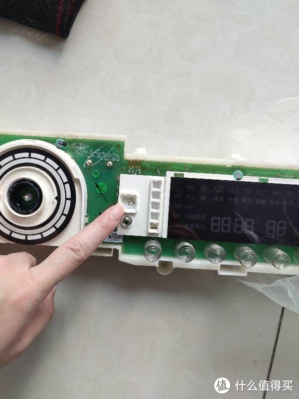 修洗衣機的女漢子，100多元拯救我尷尬的洗衣機