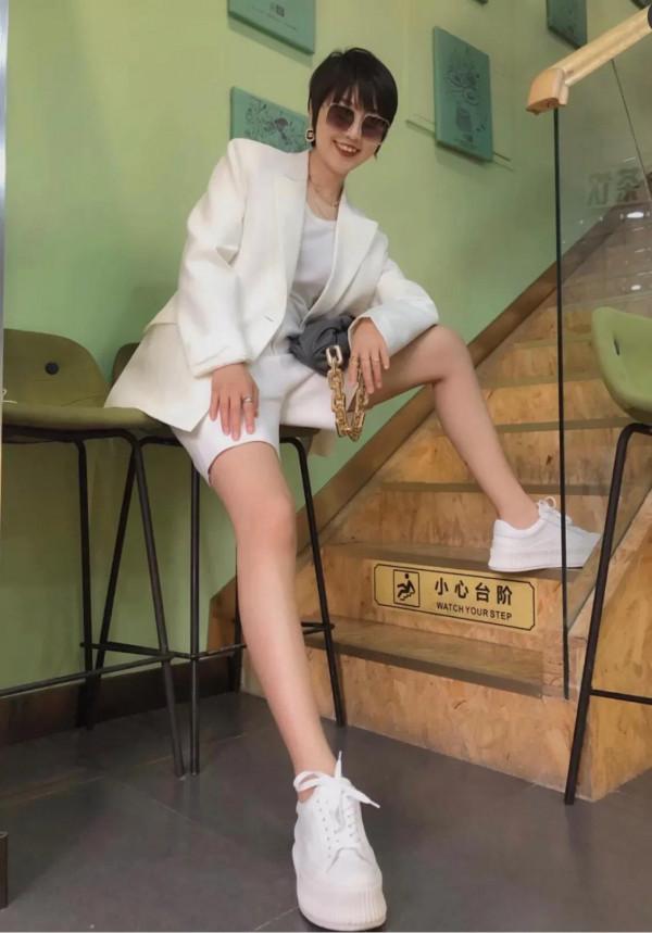 一款極簡的厚底小白鞋 一款極簡的厚底小白鞋