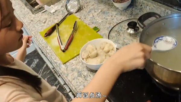 甜馨近照罕見曝光！穿家居風氣質越來越好，搞怪表情太像賈乃亮