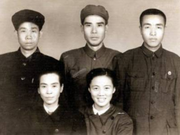 賀麓成與母親賀怡離別14年，相見不相識，為兒女改姓紀念毛主席