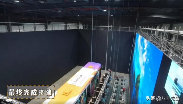 《開端》原來是這樣拍出來的？公交車外全是螢幕，為真實燒三輛車