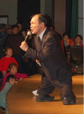 賭王堯建雲：出老千一夜贏600萬，被砍雙腿時，才想起師父那句話