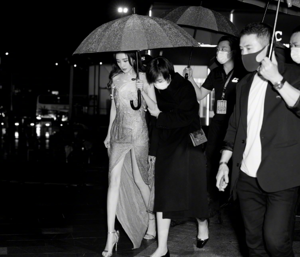 最新女星紅毯！蔣勤勤扮嫩、郭采潔翻車，楊冪用場外生圖美貌秒殺