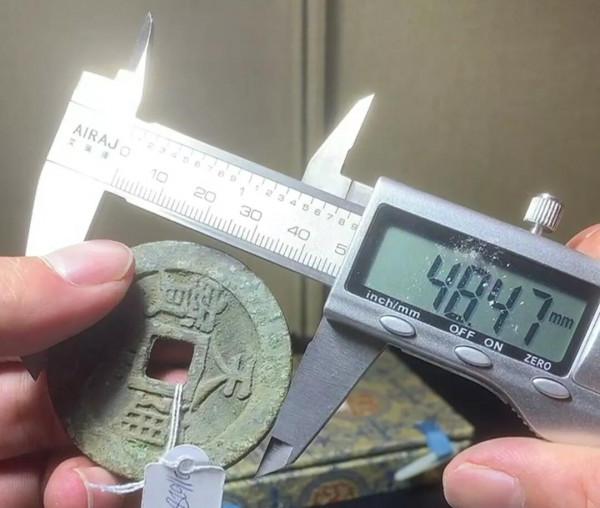 土豪花費巨資買了一枚古幣，以為他不懂行情，結果還撿漏了